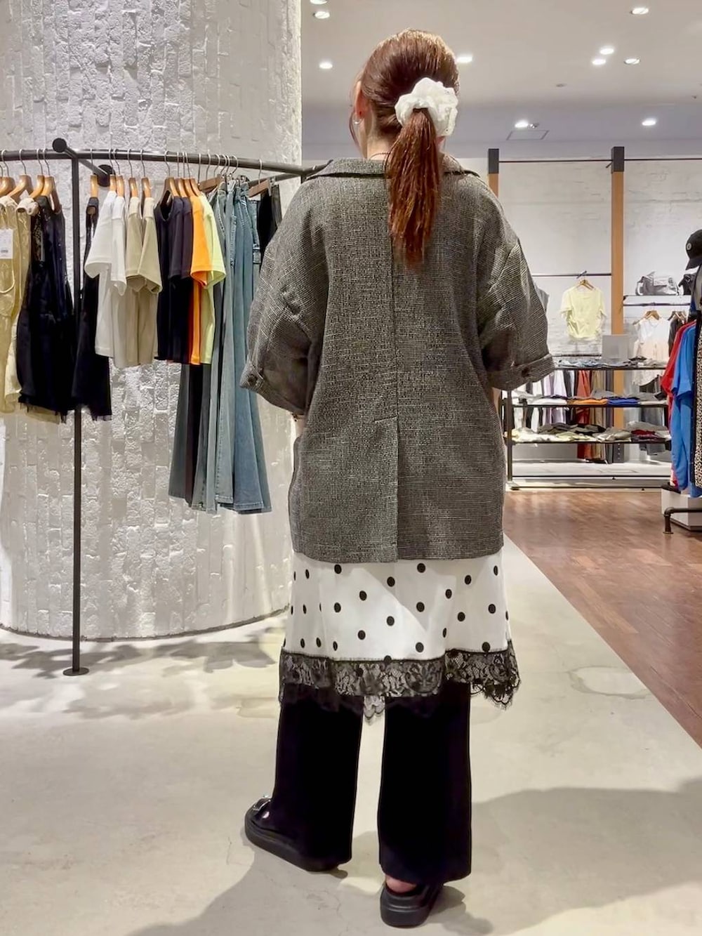 ブラック系のその他パンツ、ブラック系のサンダル、ブラック系のテーラードジャケットを着用したレディースの夏コーディネートの5枚目の写真