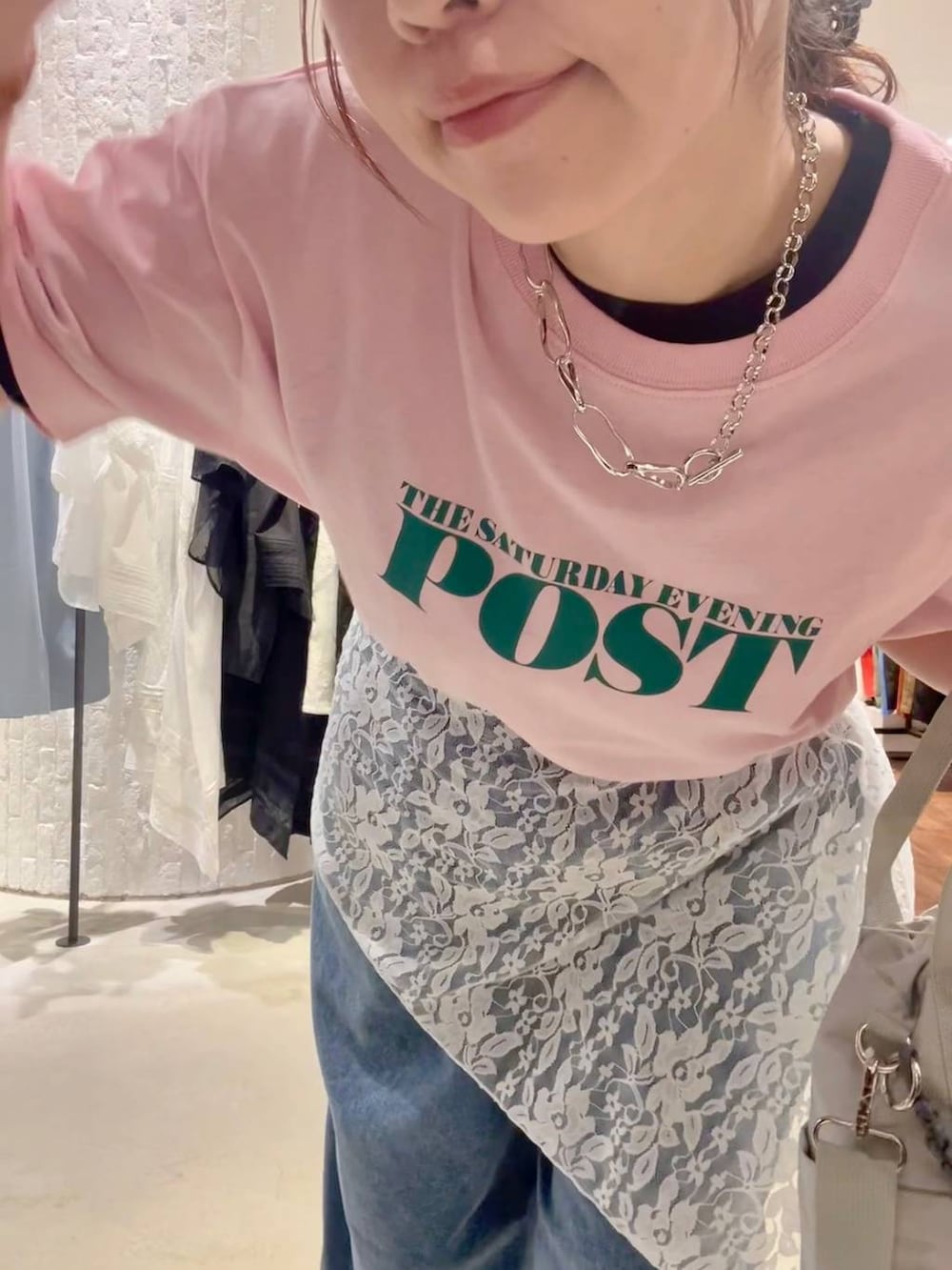 ブルー系のデニムパンツ、グレー系のショルダーバッグ、その他のサンダルを着用したレディースの夏コーディネートの6枚目の写真