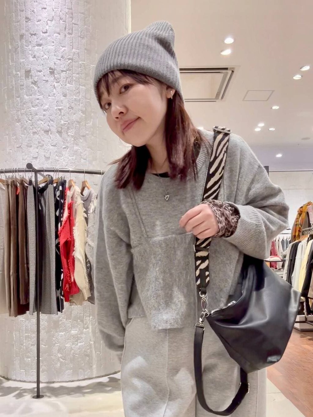 その他のTシャツ/カットソー、グレー系のスウェットパンツ、ブラック系のショルダーバッグを着用したレディースの冬コーディネートの5枚目の写真