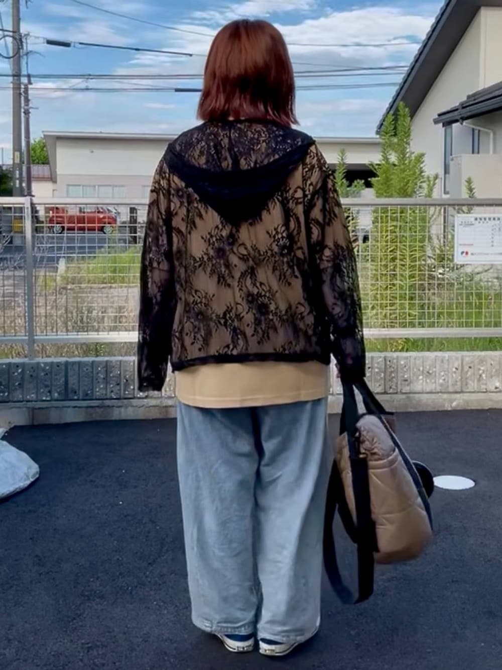 ブラック系のシャツ/ブラウス、ブルー系のスニーカー、ブルー系のデニムパンツを着用したレディースの秋コーディネートの5枚目の写真