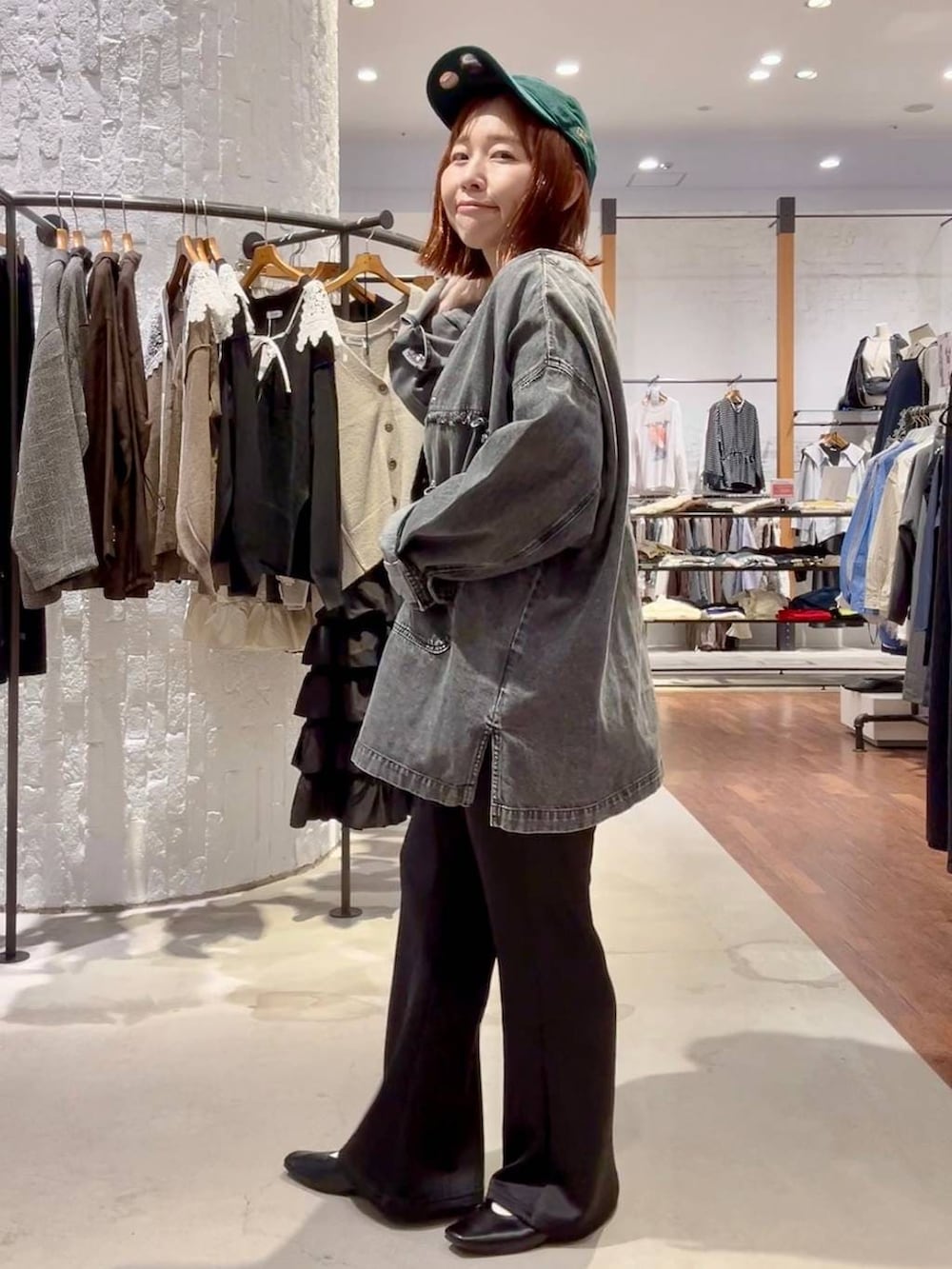 ブラック系のTシャツ/カットソー、ブラック系のその他パンツ、ブラック系のシャツ/ブラウスを着用したレディースの秋コーディネートの3枚目の写真