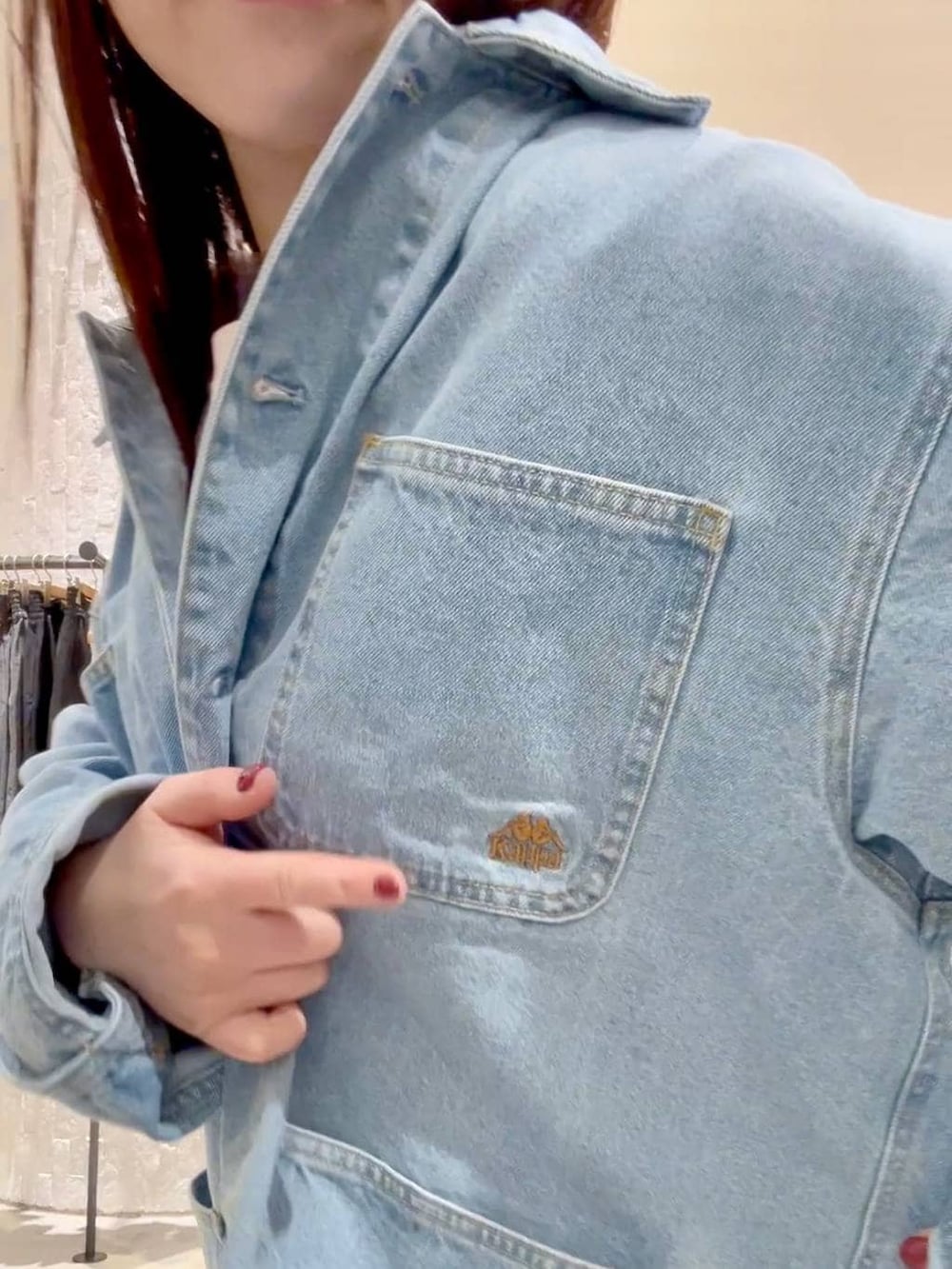 ブラック系のその他シューズ、ベージュ系のその他パンツ、ピンク系のTシャツ/カットソーを着用したレディースの春コーディネートの6枚目の写真