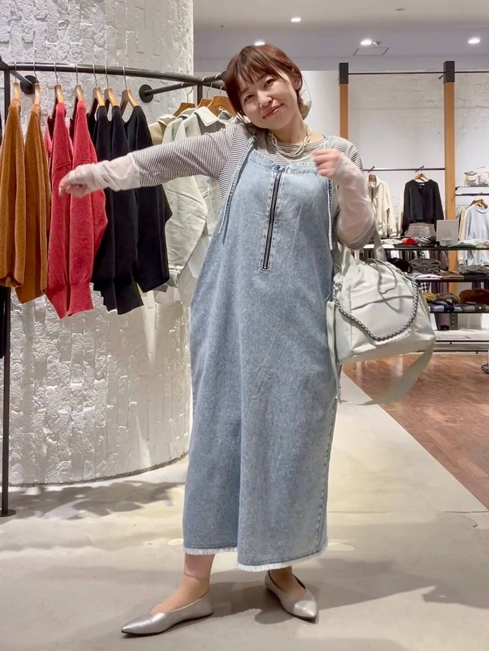 ホワイト系のTシャツ/カットソー、シルバー系のパンプス、グレー系のショルダーバッグを着用したレディースの冬コーディネートの5枚目の写真