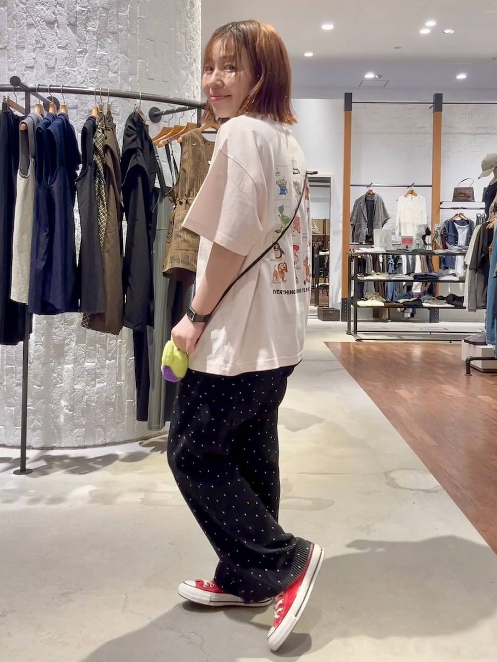 その他のその他パンツ、レッド系のスニーカー、ブラック系のショルダーバッグを着用したレディースの夏コーディネートの3枚目の写真