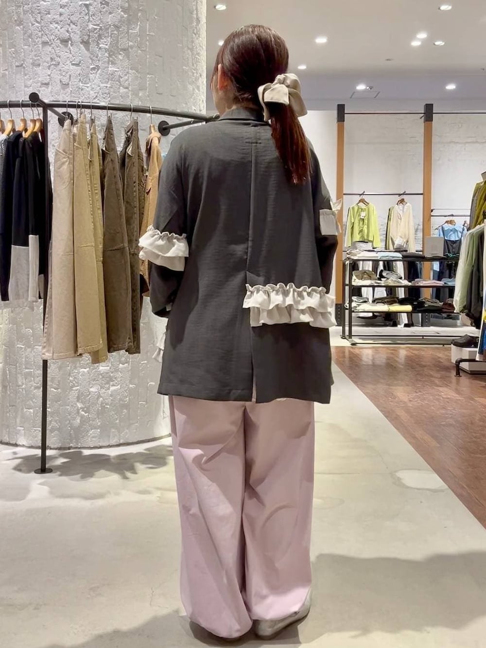 ブラック系のショルダーバッグ、ピンク系のその他パンツ、ホワイト系のシャツ/ブラウスを着用したレディースの春コーディネートの4枚目の写真