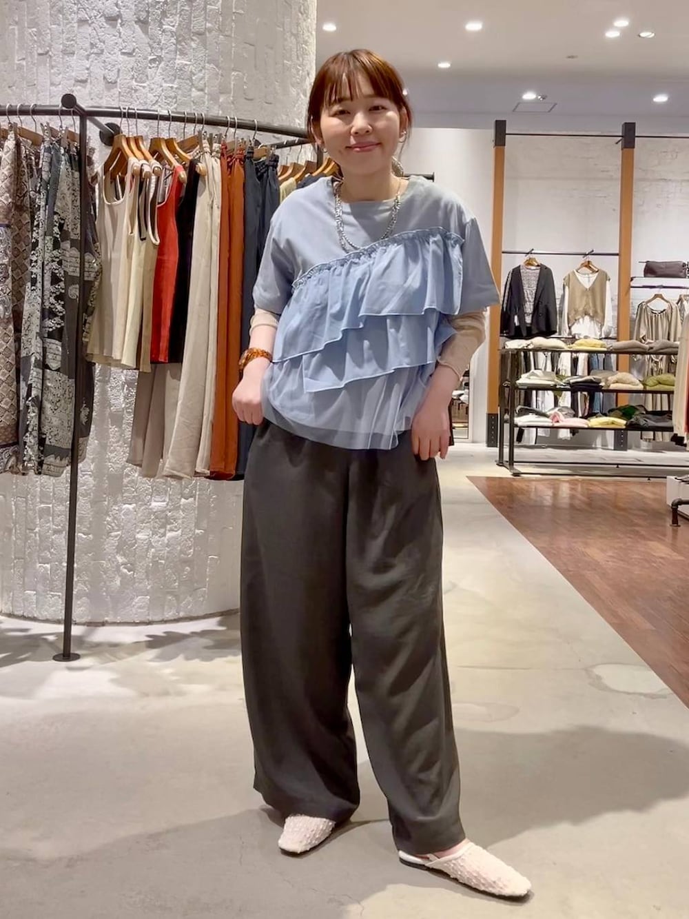 グレー系のその他パンツ、ホワイト系のTシャツ/カットソー、ホワイト系のパンプスを着用したレディースの春コーディネートの2枚目の写真