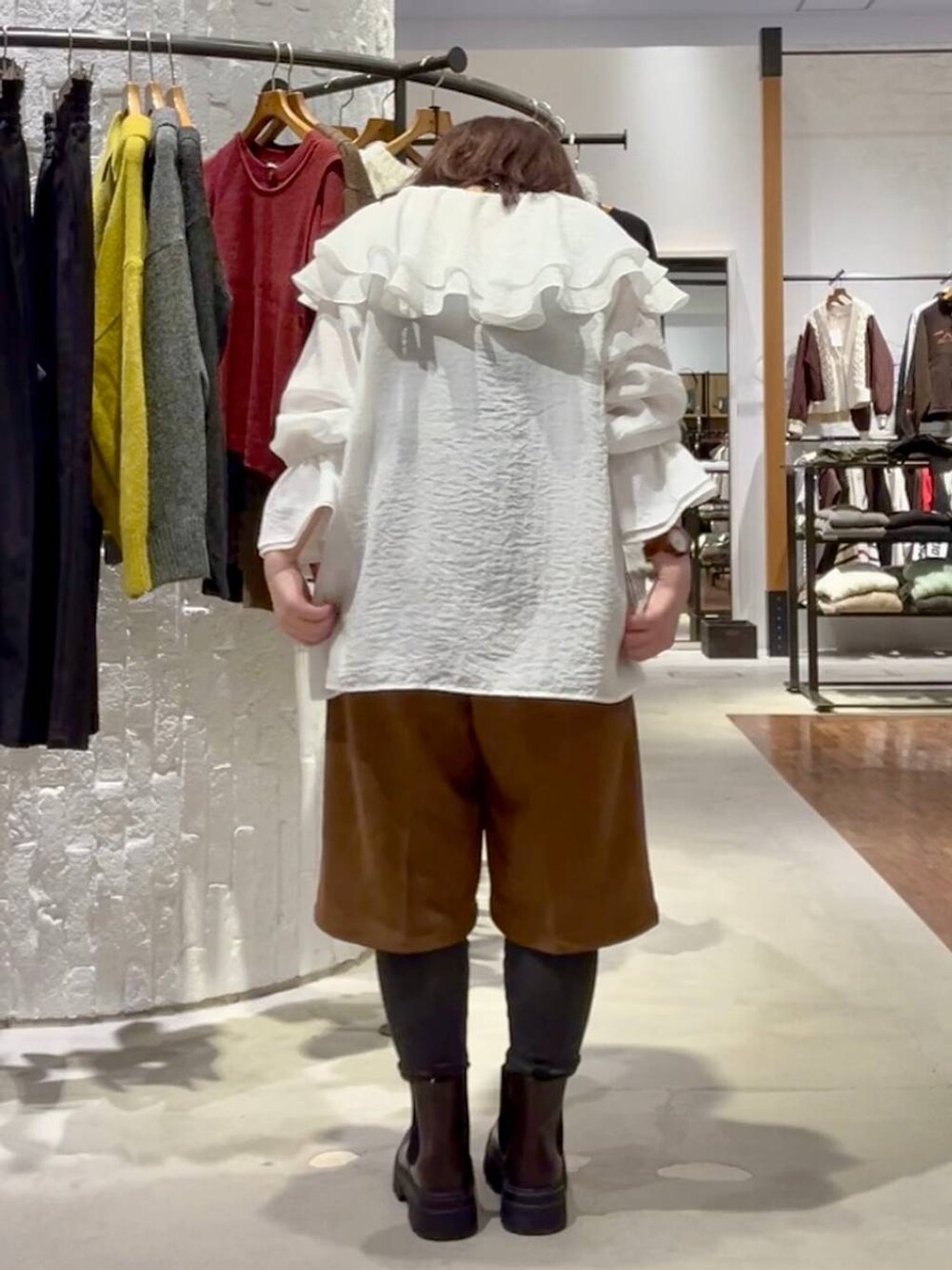 イエロー系のその他パンツ、ホワイト系のシャツ/ブラウス、ブラウン系のブーツを着用したレディースの秋コーディネートの9枚目の写真