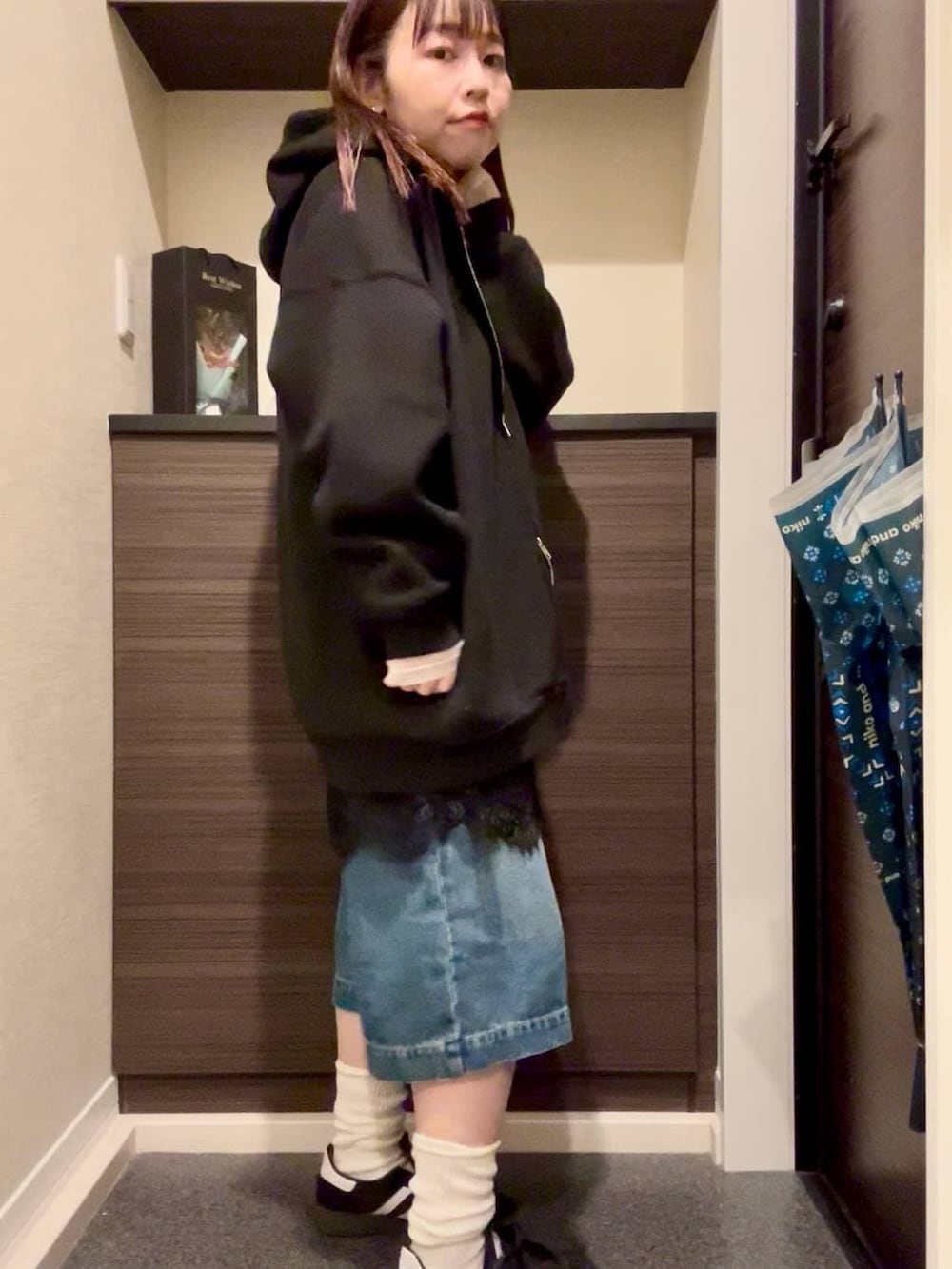 ブラック系のブルゾン、ホワイト系のTシャツ/カットソー、ブラック系のスニーカーを着用したレディースの春コーディネートの6枚目の写真