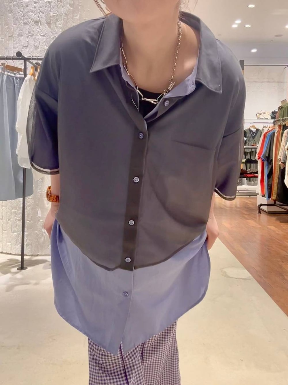ブラック系のサンダル、パープル系のその他パンツ、パープル系のシャツ/ブラウスを着用したレディースの夏コーディネートの5枚目の写真