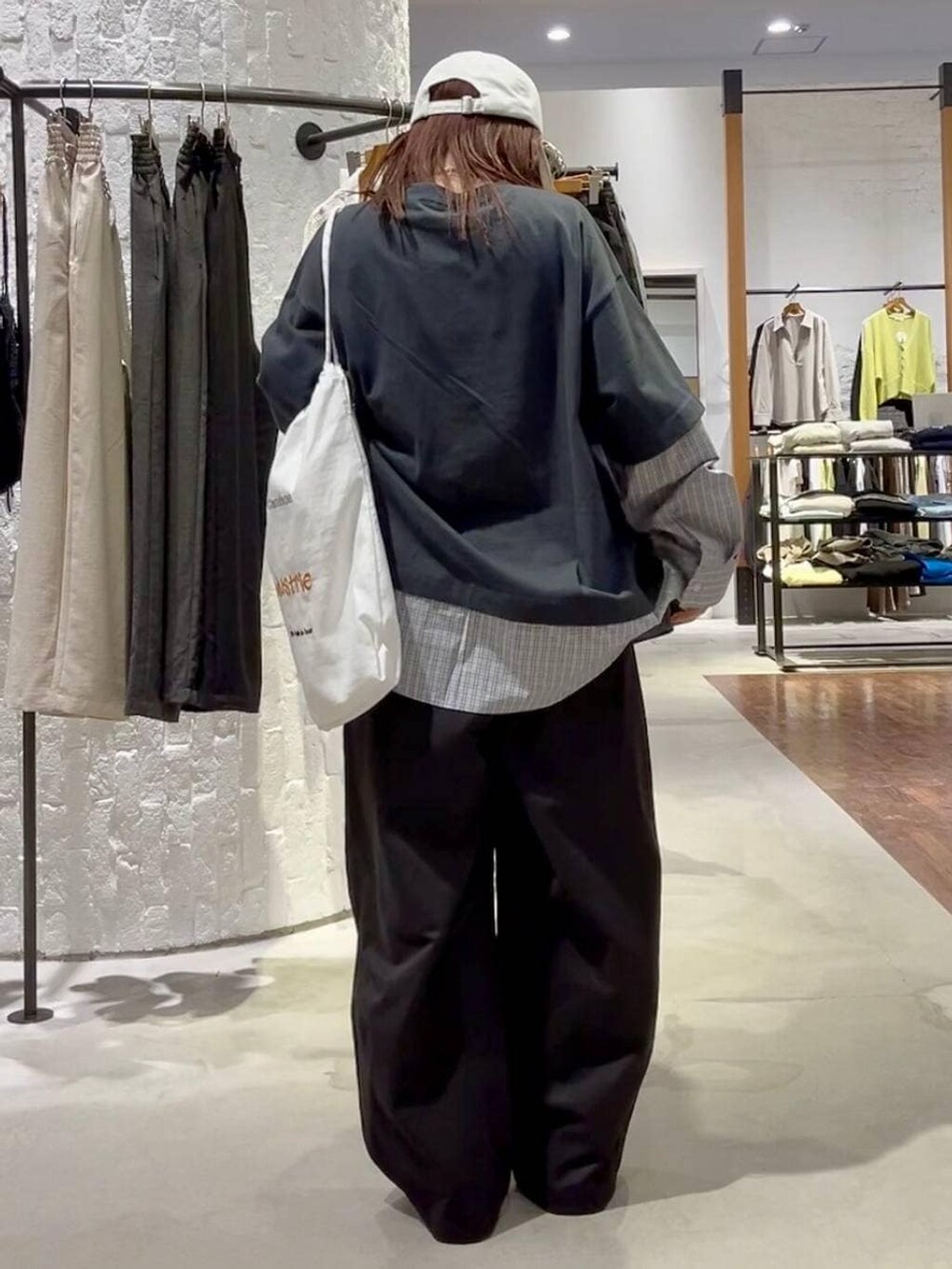 レッド系のスニーカー、ホワイト系のトートバッグ、グレー系のTシャツ/カットソーを着用したレディースの春コーディネートの5枚目の写真