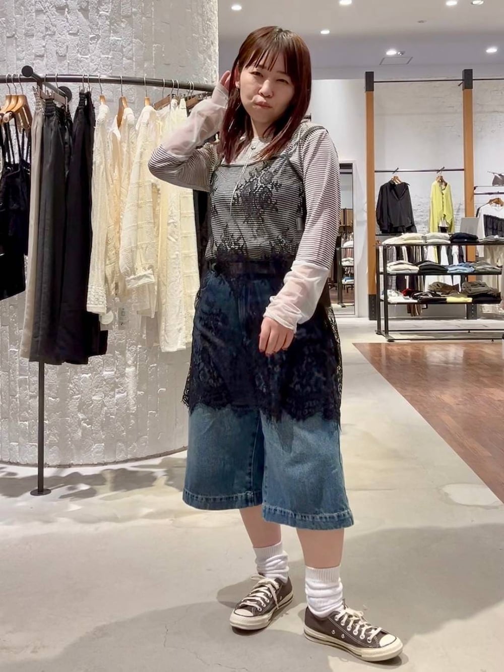 ホワイト系のTシャツ/カットソー、ブラウン系のスニーカー、ブラック系のパーカーを着用したレディースの春コーディネートの6枚目の写真