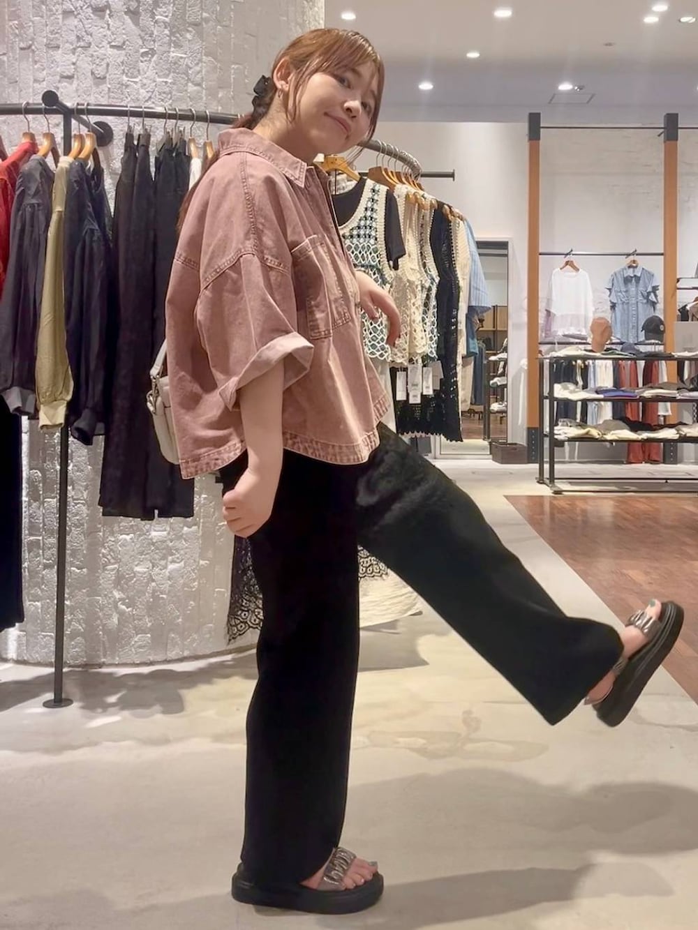 グレー系のショルダーバッグ、ブラック系のその他パンツ、その他のサンダルを着用したレディースの夏コーディネートの5枚目の写真