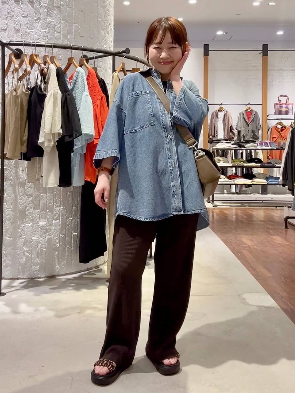 ブラウン系のショルダーバッグ、ブラウン系のその他パンツ、その他のサンダルを着用したレディースの春コーディネートの2枚目の写真
