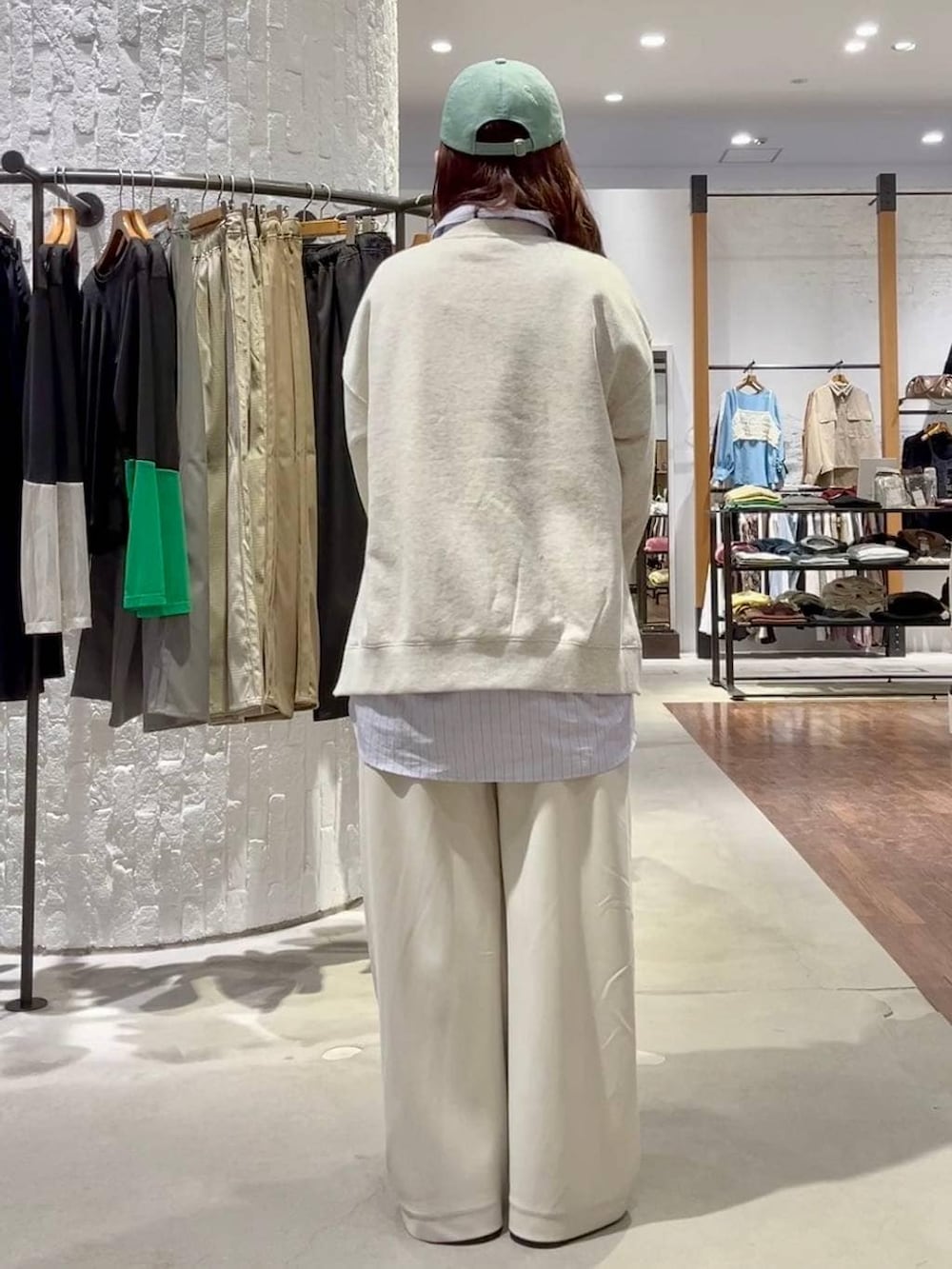 ブラック系のその他シューズ、ピンク系のトートバッグ、ホワイト系のその他パンツを着用したレディースの冬コーディネートの5枚目の写真