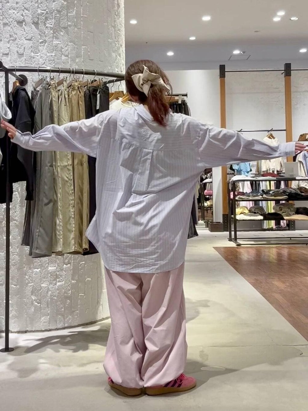 ピンク系のその他パンツ、ホワイト系のブルゾン、ベージュ系のシュシュを着用したレディースの冬コーディネートの8枚目の写真