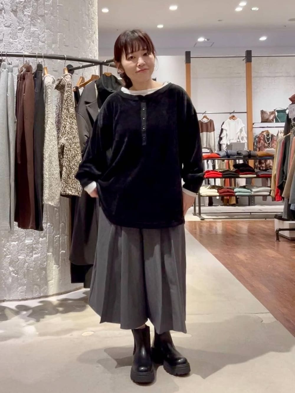 ブラック系のブーツ、ブラック系のデニムジャケット、ブラック系のハンドバッグを着用したレディースの秋コーディネートの7枚目の写真