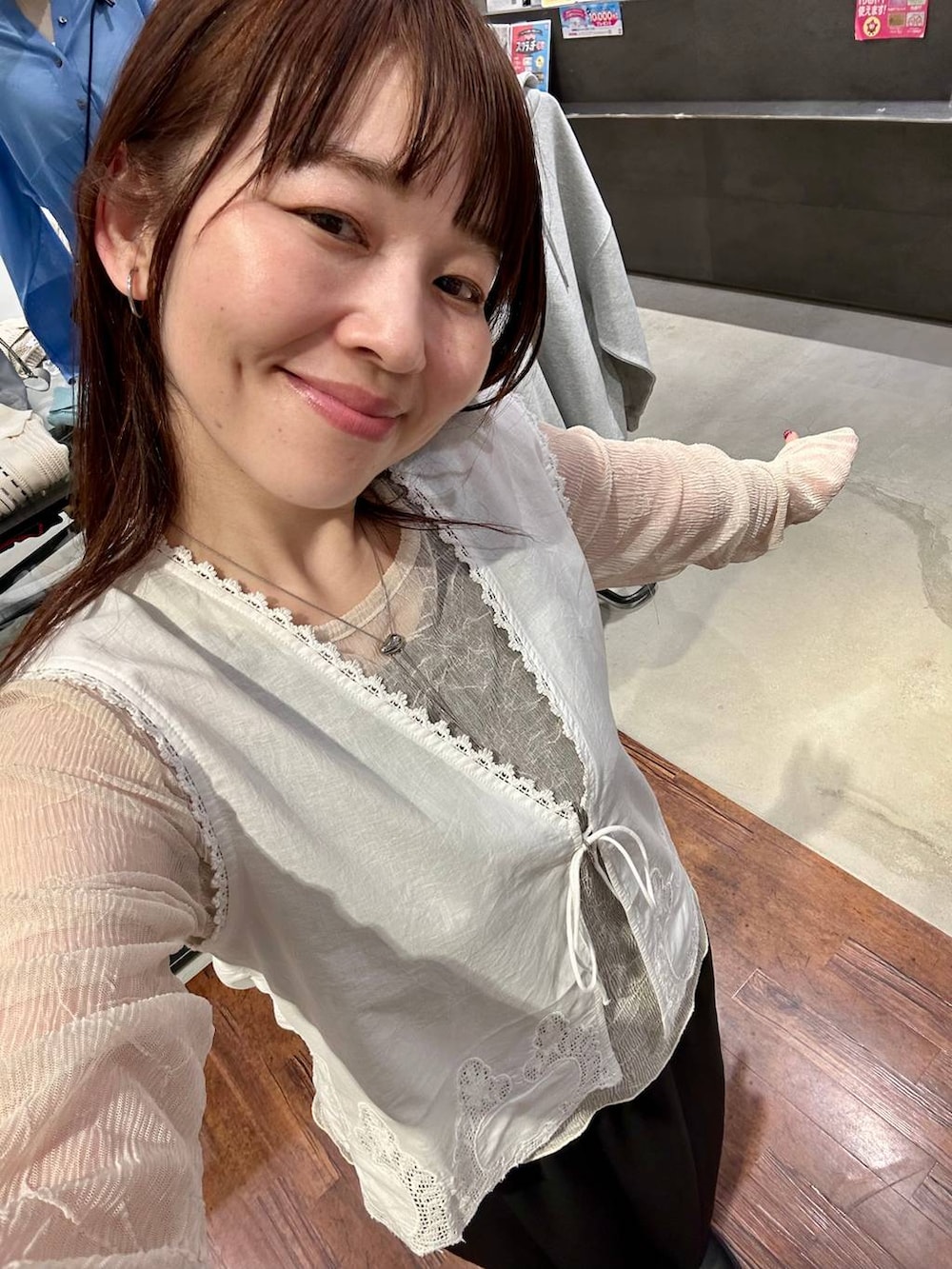 ブラック系のその他パンツ、ブラック系のその他シューズ、ホワイト系のベストを着用したレディースの春コーディネートの6枚目の写真