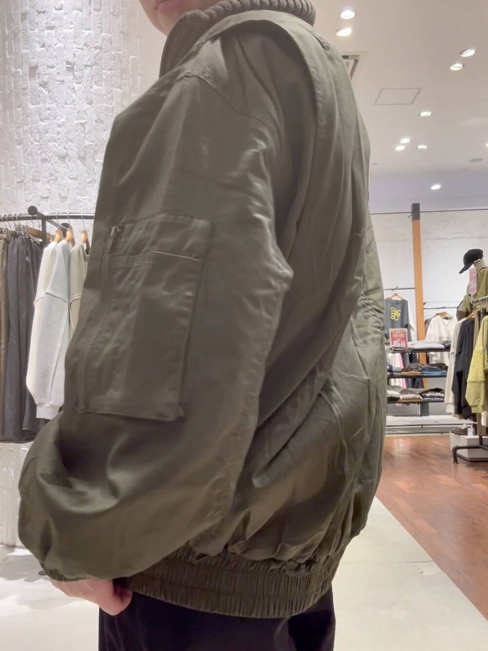 ブラック系のその他パンツ、ブラック系のシャツ/ブラウス、ブラック系のスニーカーを着用したレディースの秋コーディネートの6枚目の写真