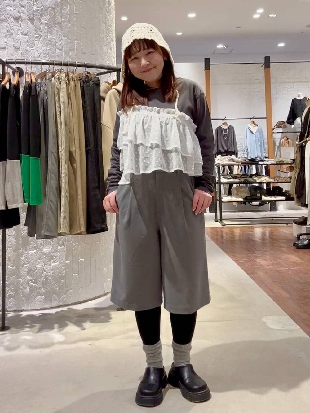 ブルー系のパーカー、グレー系のその他パンツ、ブラック系のその他シューズを着用したレディースの冬コーディネートの5枚目の写真