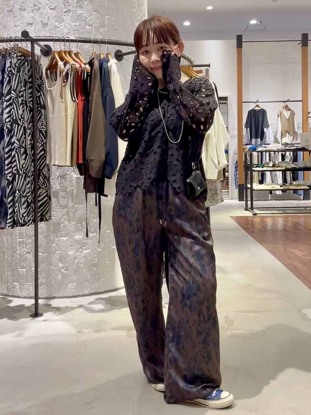 ブルー系のスニーカー、ブラウン系のその他パンツ、ブラック系のショルダーバッグを着用したレディースの春コーディネートの8枚目の写真