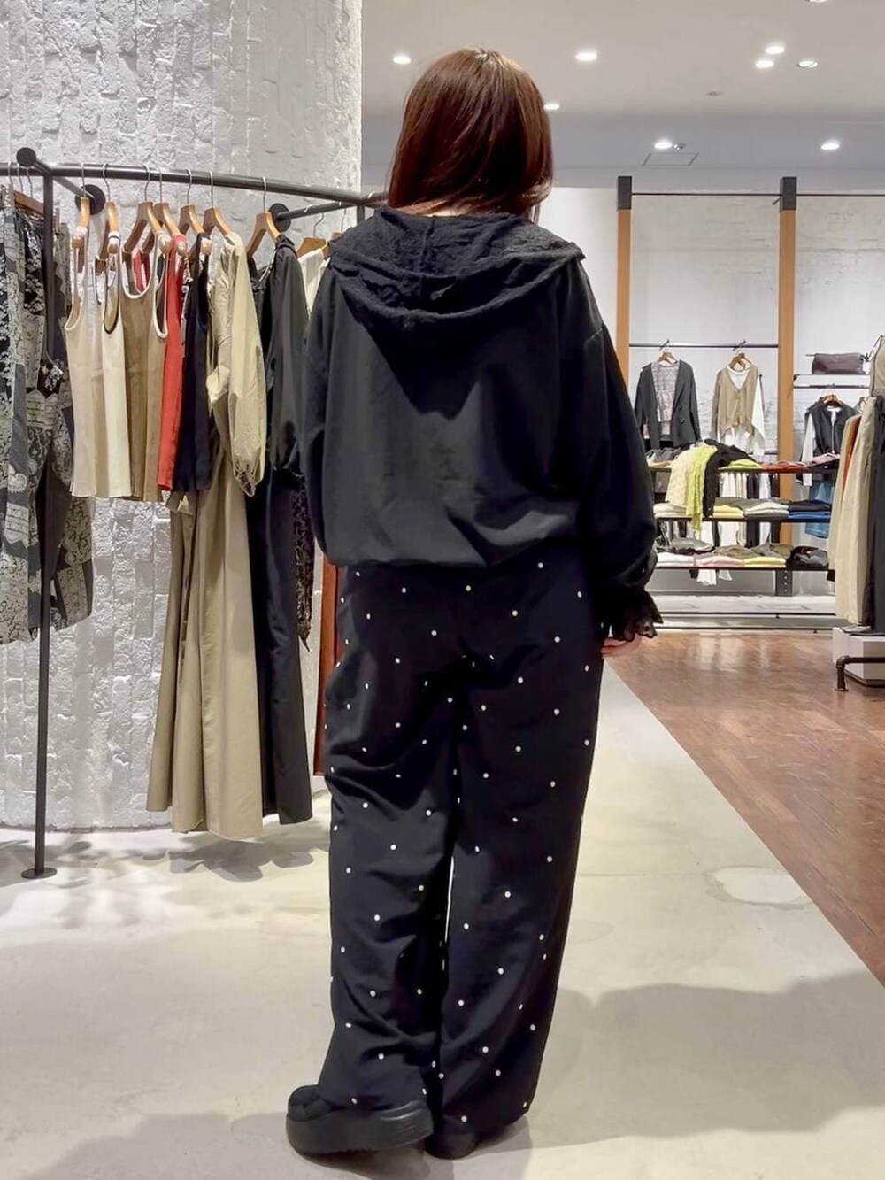 ブラック系のその他シューズ、ホワイト系のTシャツ/カットソー、ブラック系のその他パンツを着用したレディースの春コーディネートの4枚目の写真