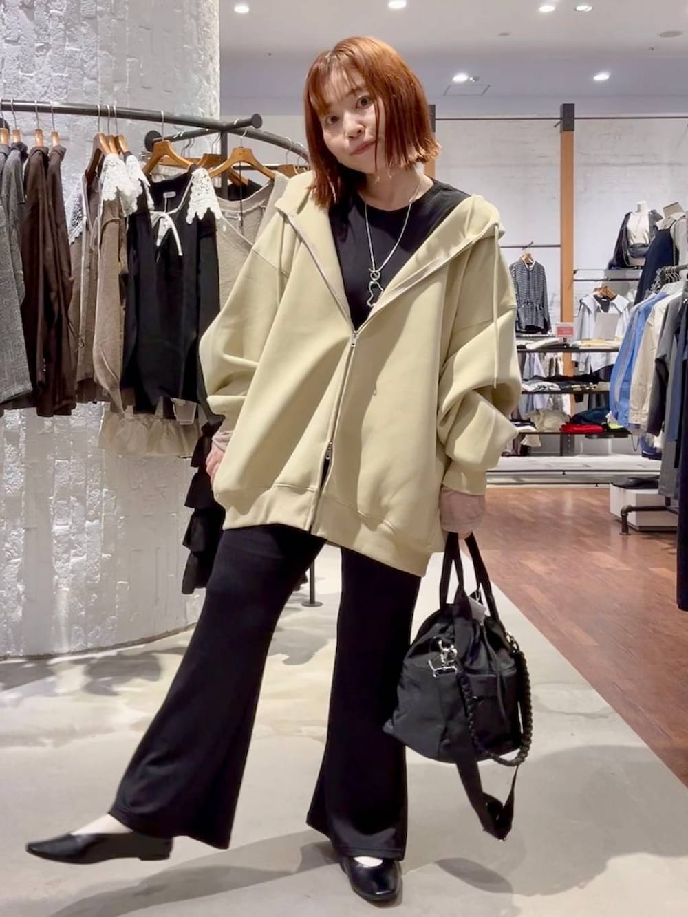 ブラック系のTシャツ/カットソー、ブラック系のその他パンツ、ブラック系のショルダーバッグを着用したレディースの秋コーディネートの2枚目の写真