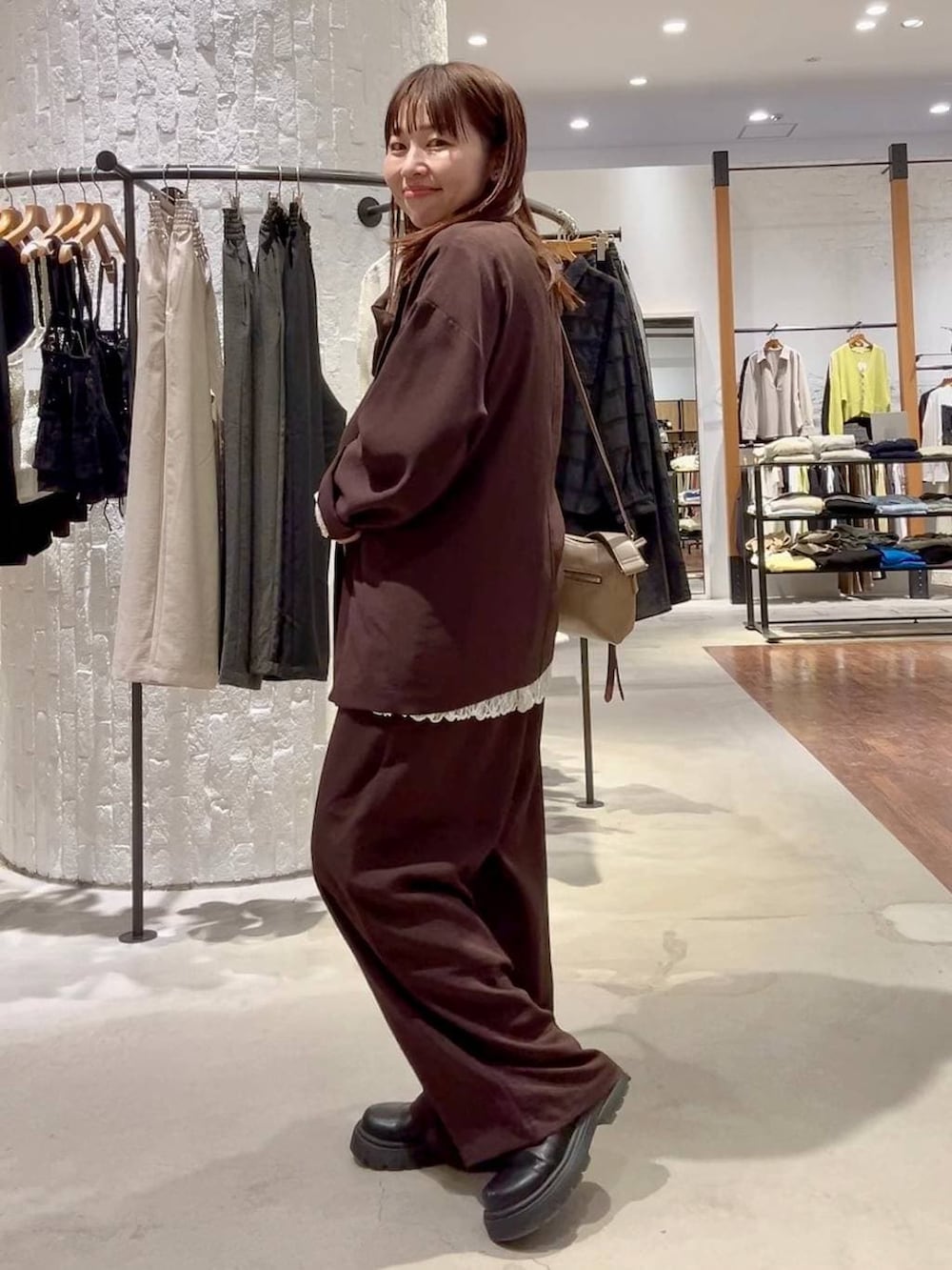 ブラック系のその他シューズ、ホワイト系のシャツ/ブラウス、ブラウン系のその他パンツを着用したレディースの春コーディネートの4枚目の写真