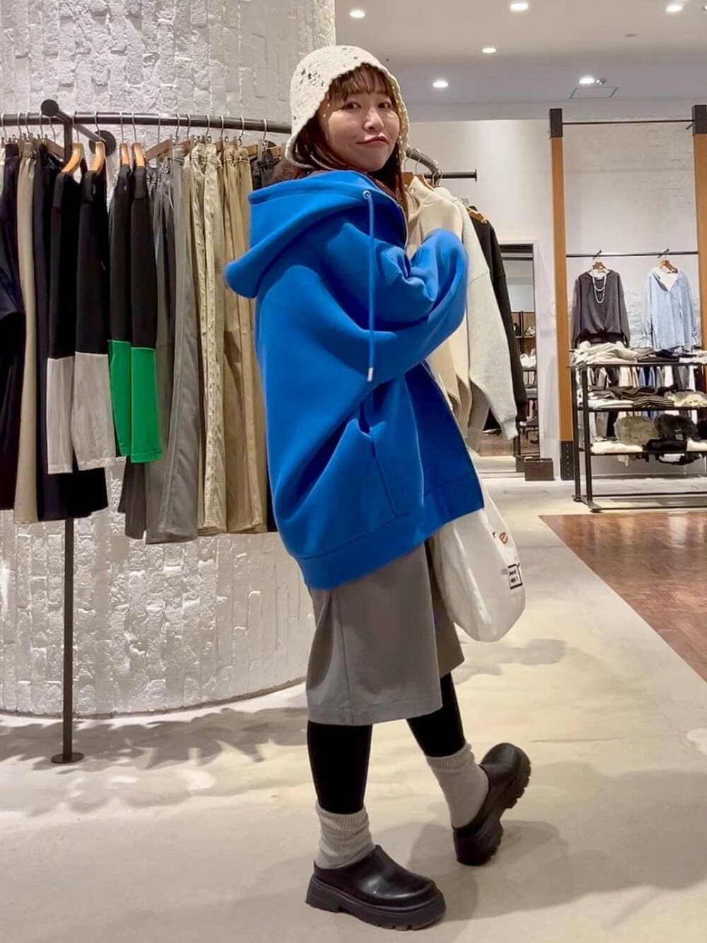 ブルー系のパーカー、グレー系のその他パンツ、ブラック系のその他シューズを着用したレディースの冬コーディネートの3枚目の写真