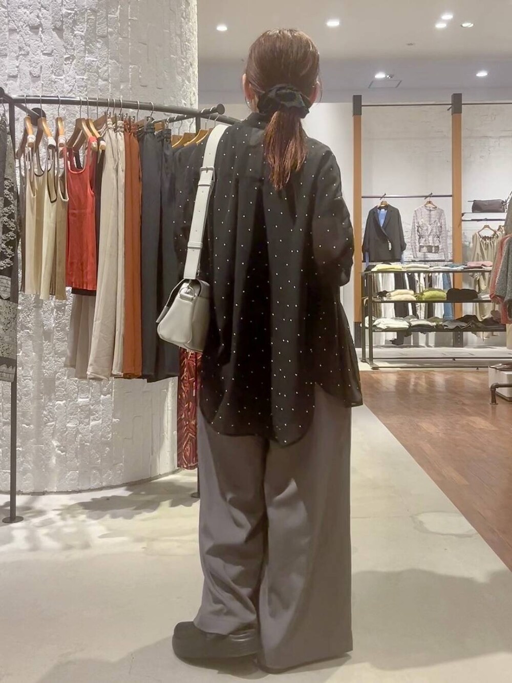 グレー系のショルダーバッグ、ブラック系のその他シューズ、ブラック系のTシャツ/カットソーを着用したレディースの春コーディネートの5枚目の写真