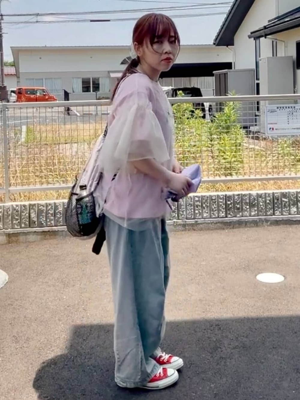 ホワイト系のTシャツ/カットソー、ブルー系のデニムパンツを着用したレディースの夏コーディネートの3枚目の写真