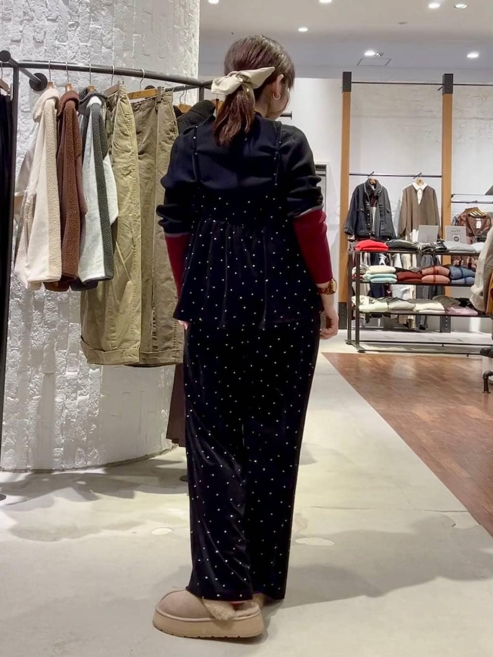 ブラック系のニット/セーター、ベージュ系のブルゾン、ベージュ系のその他シューズを着用したレディースの冬コーディネートの7枚目の写真