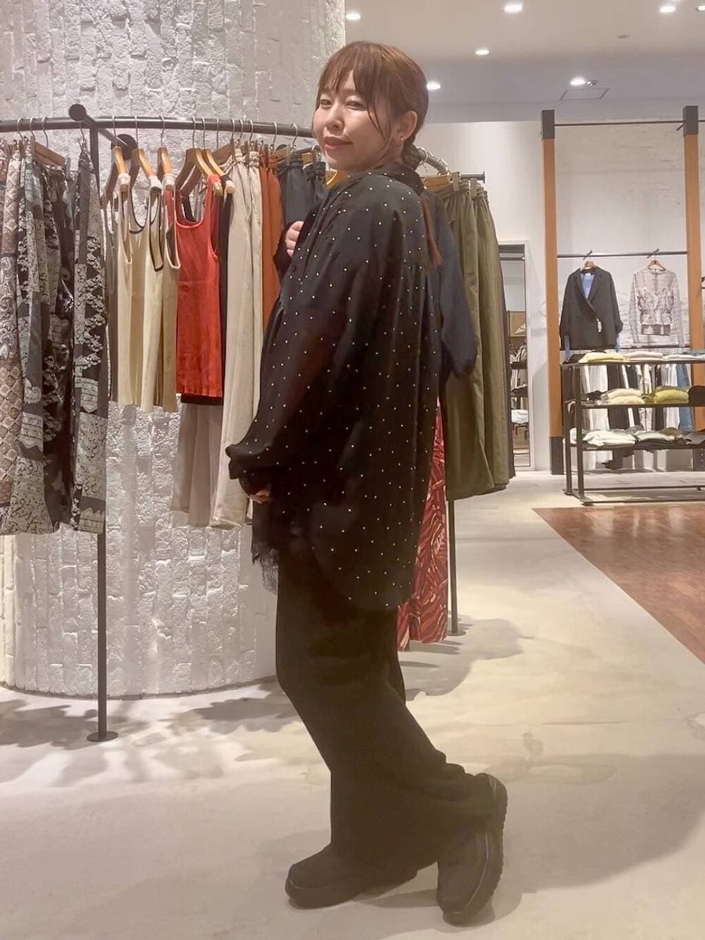 ブラック系のその他パンツ、ブラック系のその他シューズ、シルバー系のショルダーバッグを着用したレディースの春コーディネートの3枚目の写真