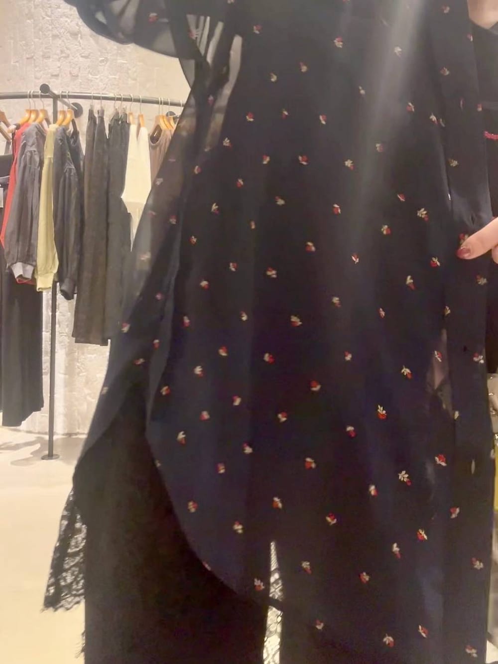 ブラック系のその他パンツ、その他のサンダル、ブラック系のTシャツ/カットソーを着用したレディースの夏コーディネートの5枚目の写真