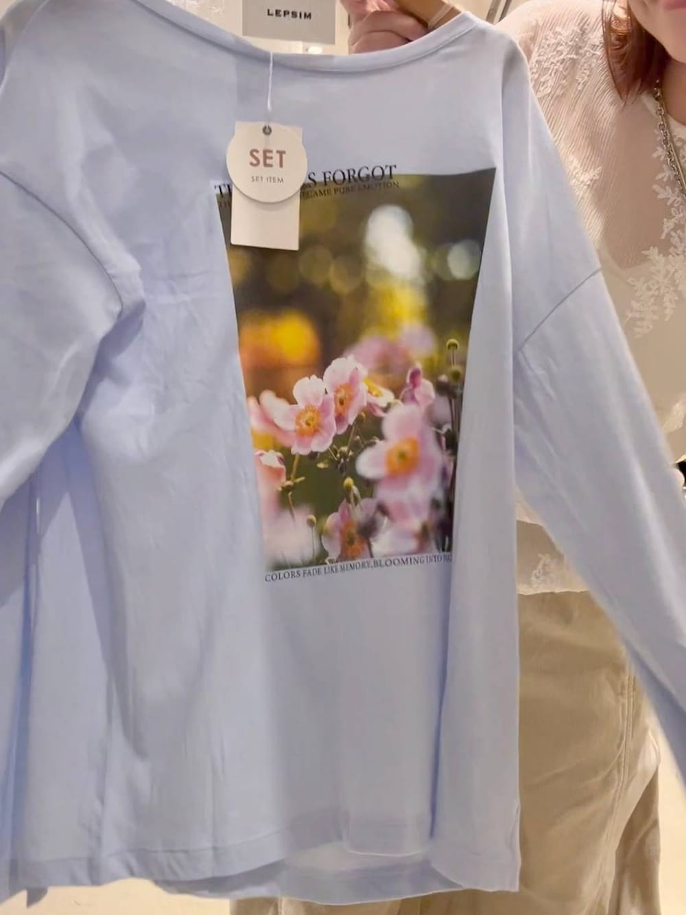 ベージュ系のその他パンツ、ブルー系のTシャツ/カットソー、ホワイト系のトートバッグを着用したレディースの秋コーディネートの5枚目の写真