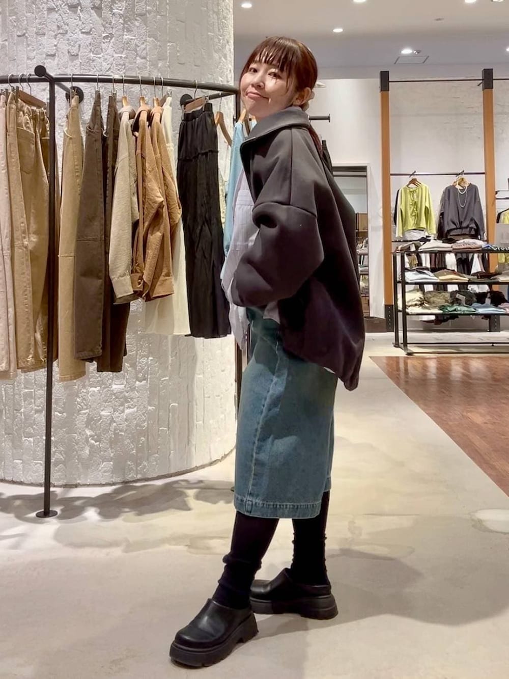 ブラック系のその他シューズ、ブラック系のボストンバッグ、ブルー系のデニムパンツを着用したレディースの冬コーディネートの3枚目の写真