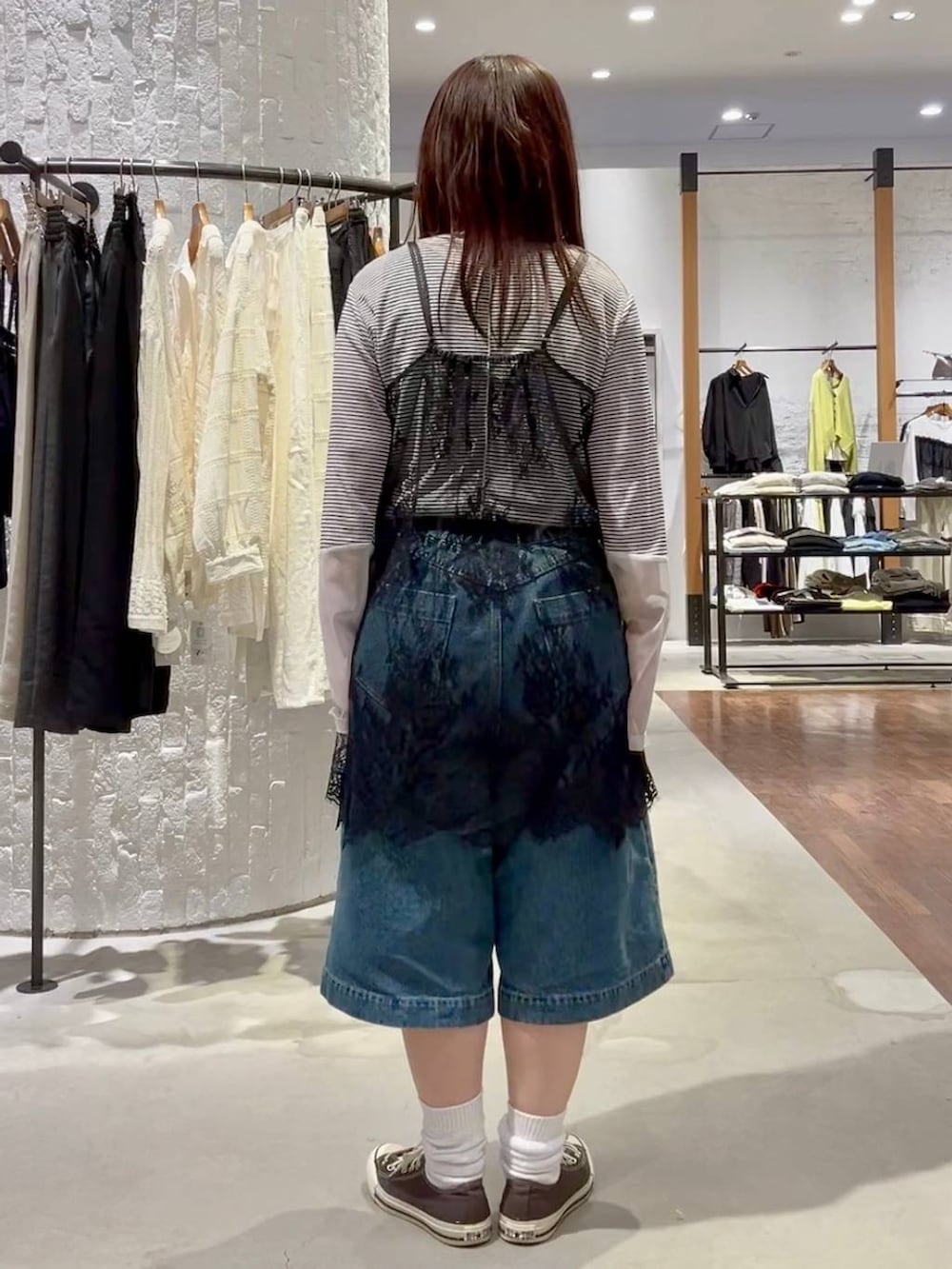 ホワイト系のTシャツ/カットソー、ブラウン系のスニーカー、ブラック系のパーカーを着用したレディースの春コーディネートの8枚目の写真