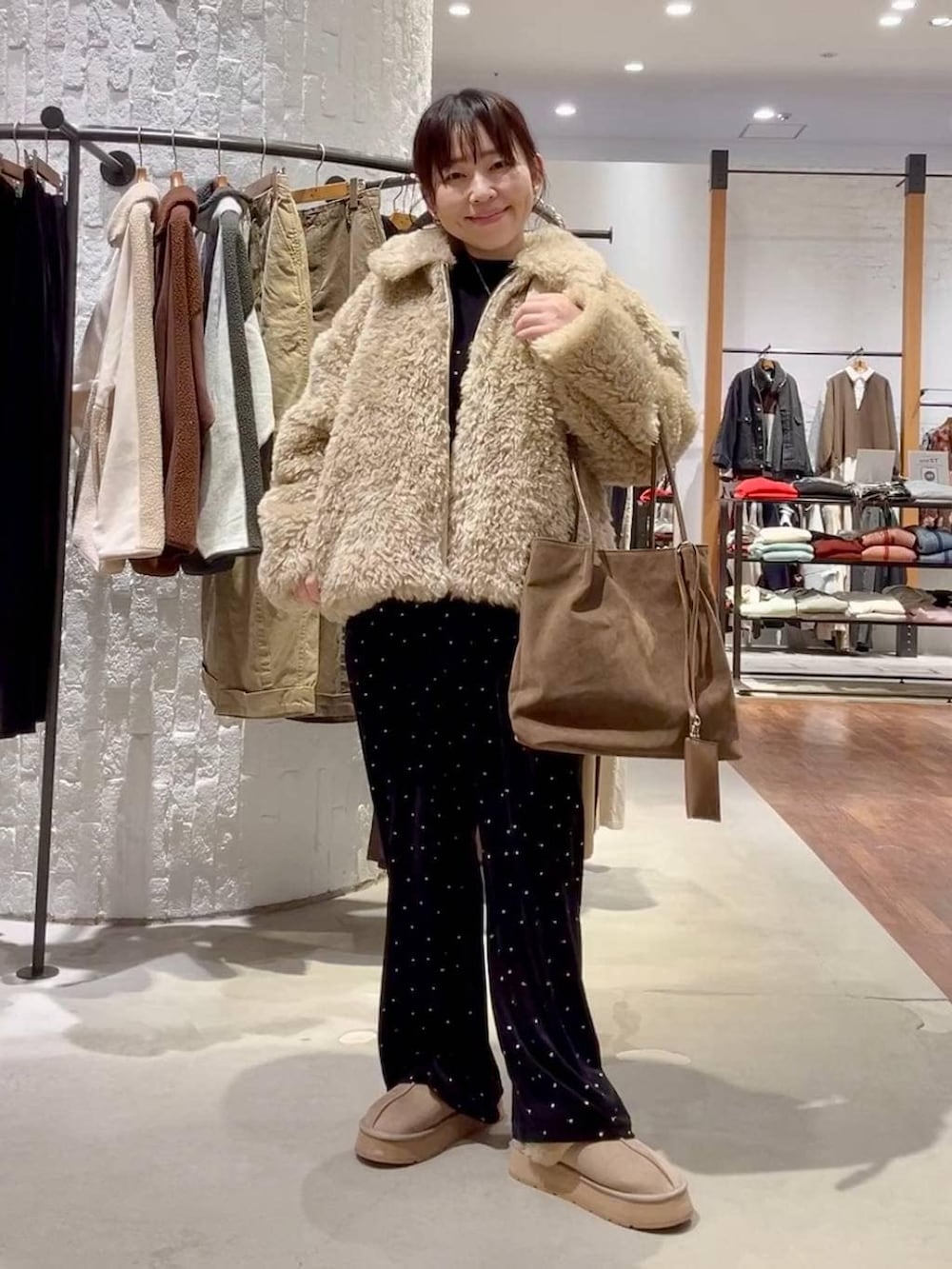 ブラック系のニット/セーター、ベージュ系のブルゾン、ベージュ系のその他シューズを着用したレディースの冬コーディネートの2枚目の写真