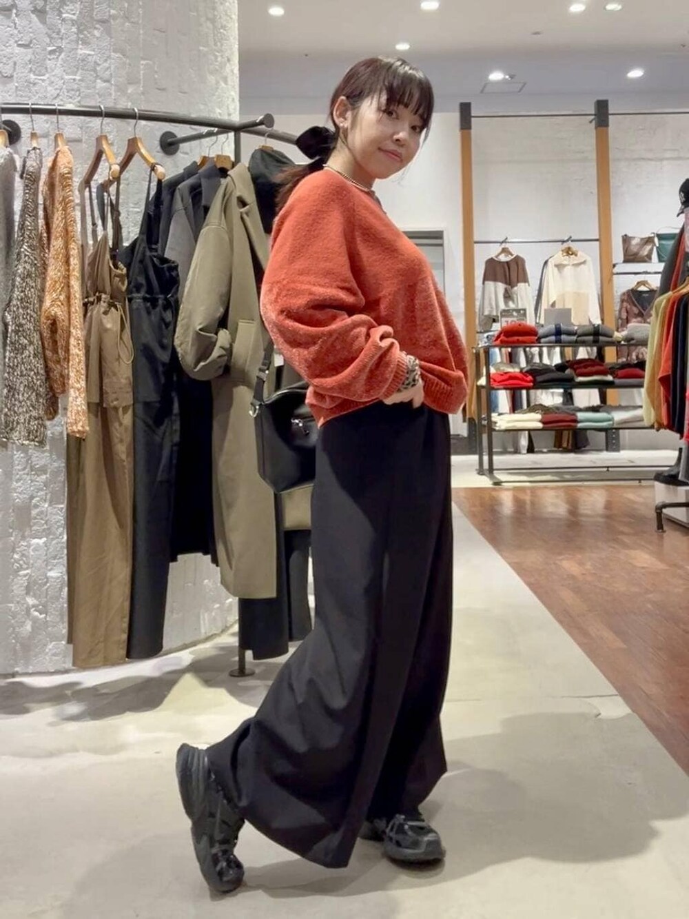 その他のTシャツ/カットソー、ブラック系のその他パンツ、ブラック系のショルダーバッグを着用したレディースの秋コーディネートの3枚目の写真