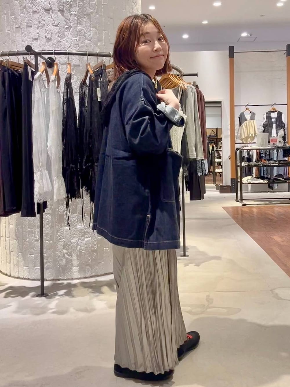 ブラック系のパンプス、ブラック系のシャツ/ブラウス、ブルー系のシャツ/ブラウスを着用したレディースの夏コーディネートの3枚目の写真