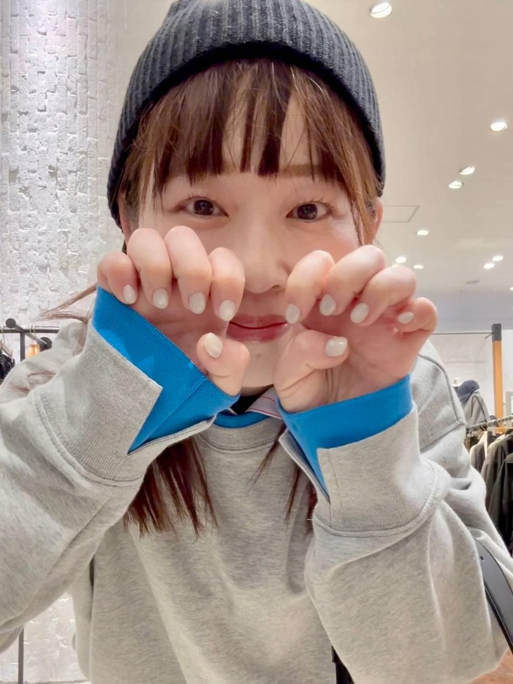 グレー系のデニムパンツ、グレー系のTシャツ/カットソー、ブラック系のニットキャップ/ビーニーを着用したレディースの冬コーディネートの2枚目の写真