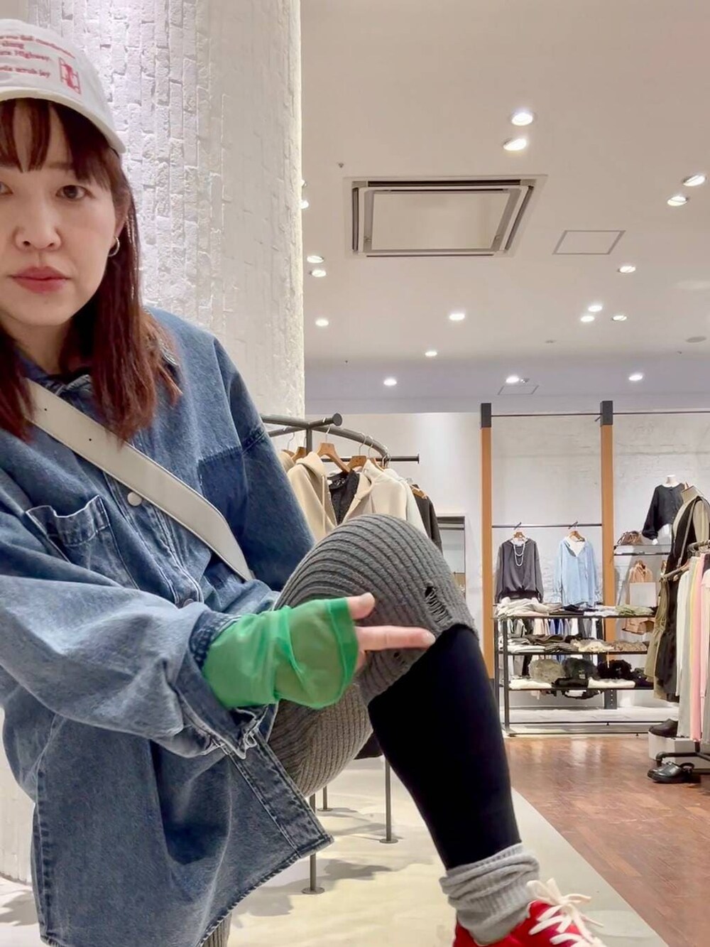 ブラック系のTシャツ/カットソー、グレー系のショルダーバッグ、ブルー系のシャツ/ブラウスを着用したレディースの冬コーディネートの5枚目の写真