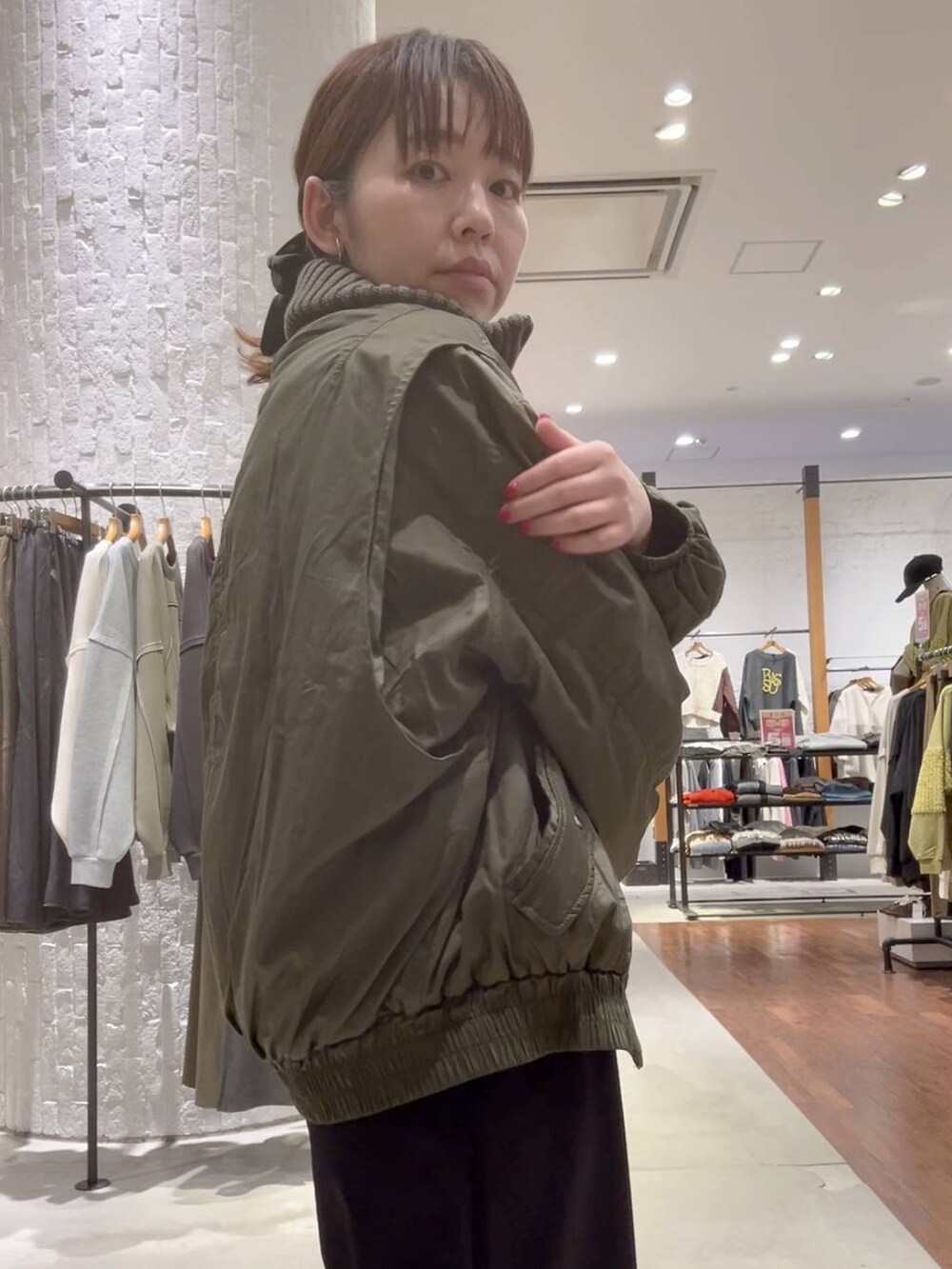 ブラック系のその他パンツ、ブラック系のシャツ/ブラウス、ブラック系のスニーカーを着用したレディースの秋コーディネートの5枚目の写真