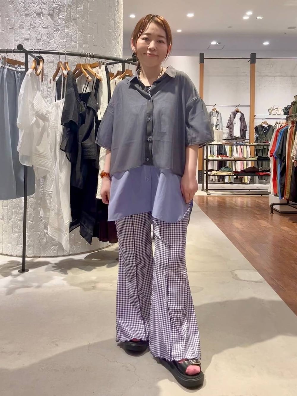 ブラック系のサンダル、パープル系のその他パンツ、パープル系のシャツ/ブラウスを着用したレディースの夏コーディネートの2枚目の写真