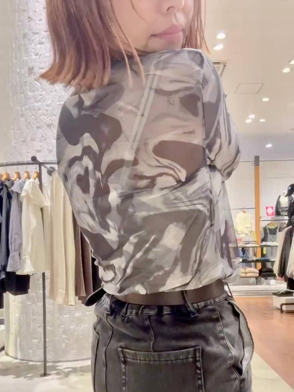 グレー系のその他アウター、グレー系のTシャツ/カットソー、ブラック系のパンプスを着用したレディースの秋コーディネートの7枚目の写真