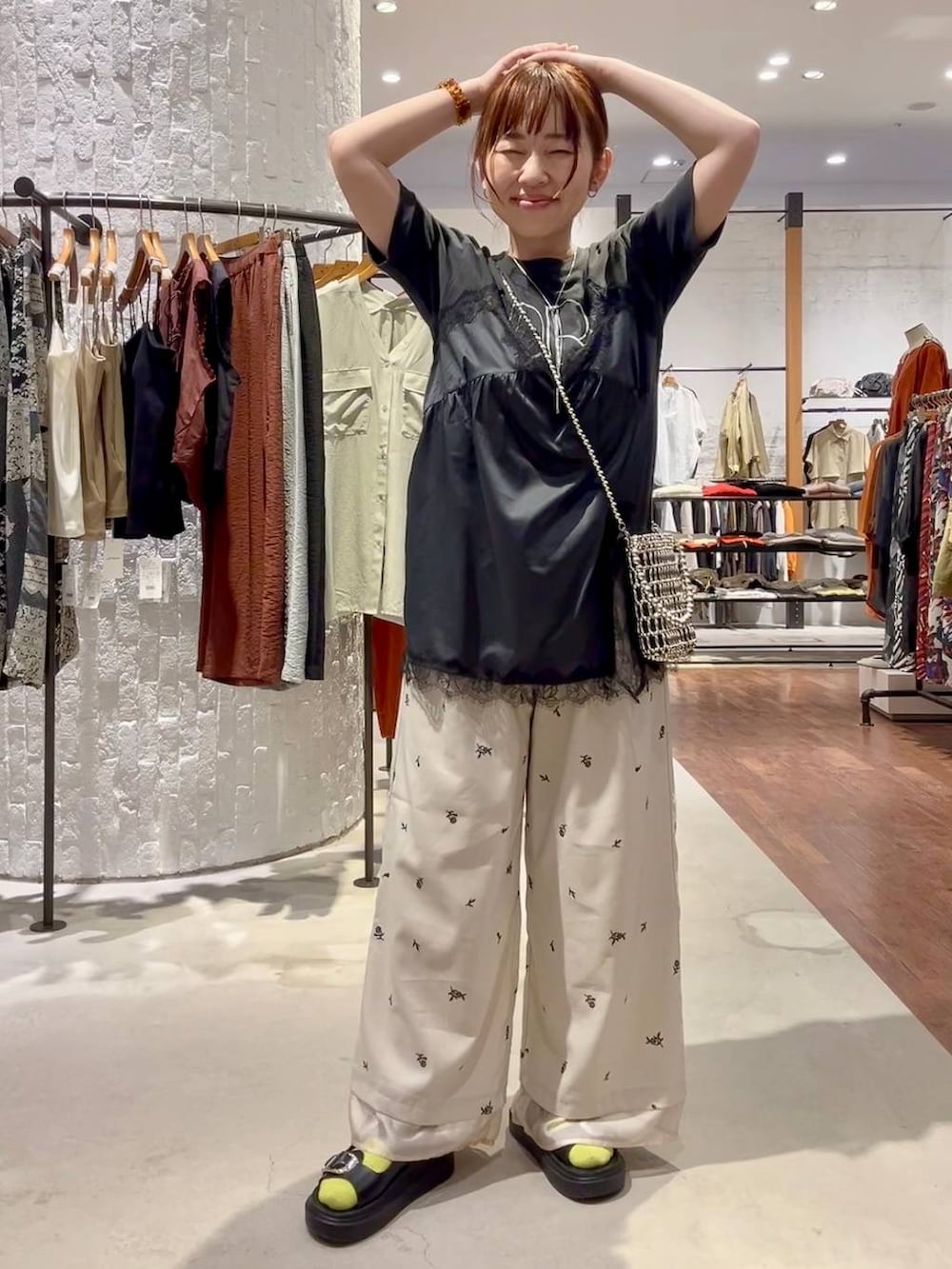 ベージュ系のその他パンツ、ブラック系のサンダル、シルバー系のショルダーバッグを着用したレディースの春コーディネートの2枚目の写真