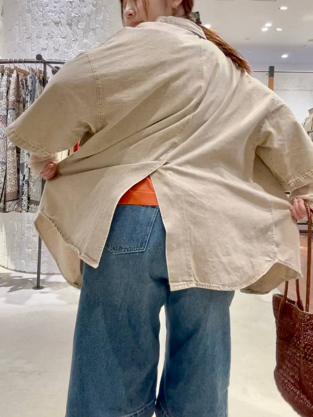 ブラック系のサンダル、ブルー系のデニムパンツ、ホワイト系のTシャツ/カットソーを着用したレディースの春コーディネートの6枚目の写真