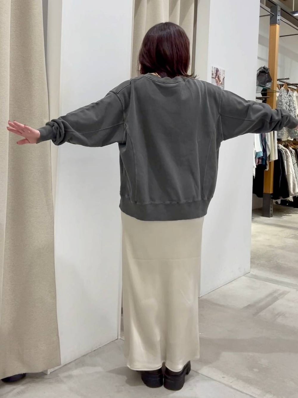 ホワイト系のスカート、ホワイト系のその他アウター、ブラウン系のブーツを着用したレディースの秋コーディネートの8枚目の写真