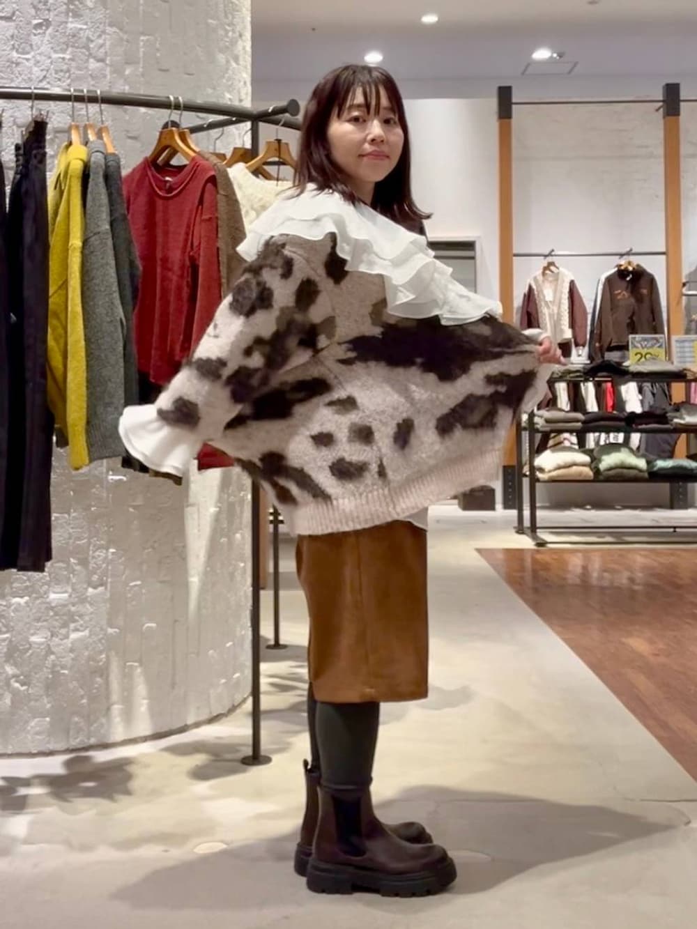 イエロー系のその他パンツ、ホワイト系のシャツ/ブラウス、ブラウン系のブーツを着用したレディースの秋コーディネートの6枚目の写真