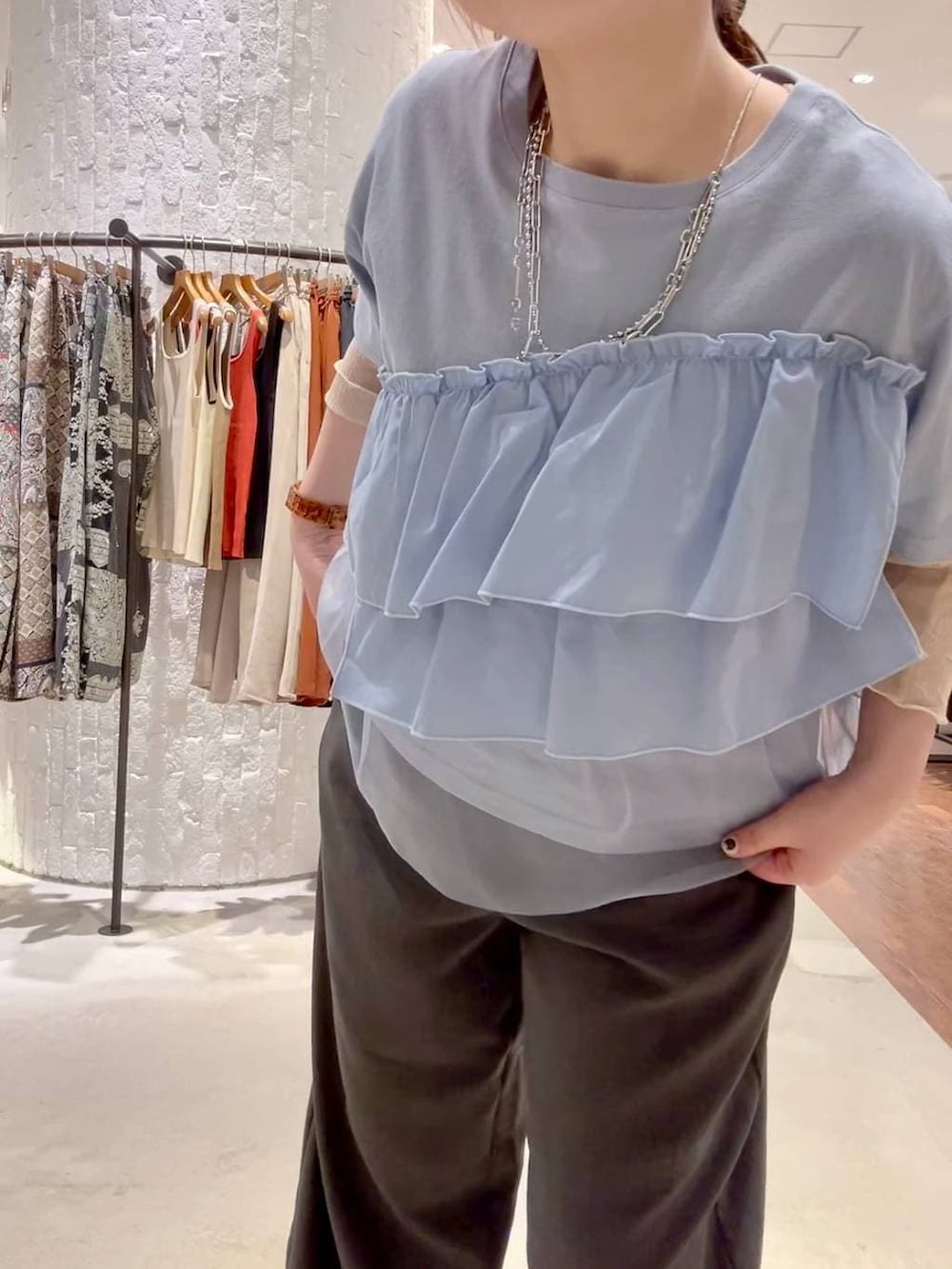 グレー系のその他パンツ、ホワイト系のTシャツ/カットソー、ホワイト系のパンプスを着用したレディースの春コーディネートの6枚目の写真