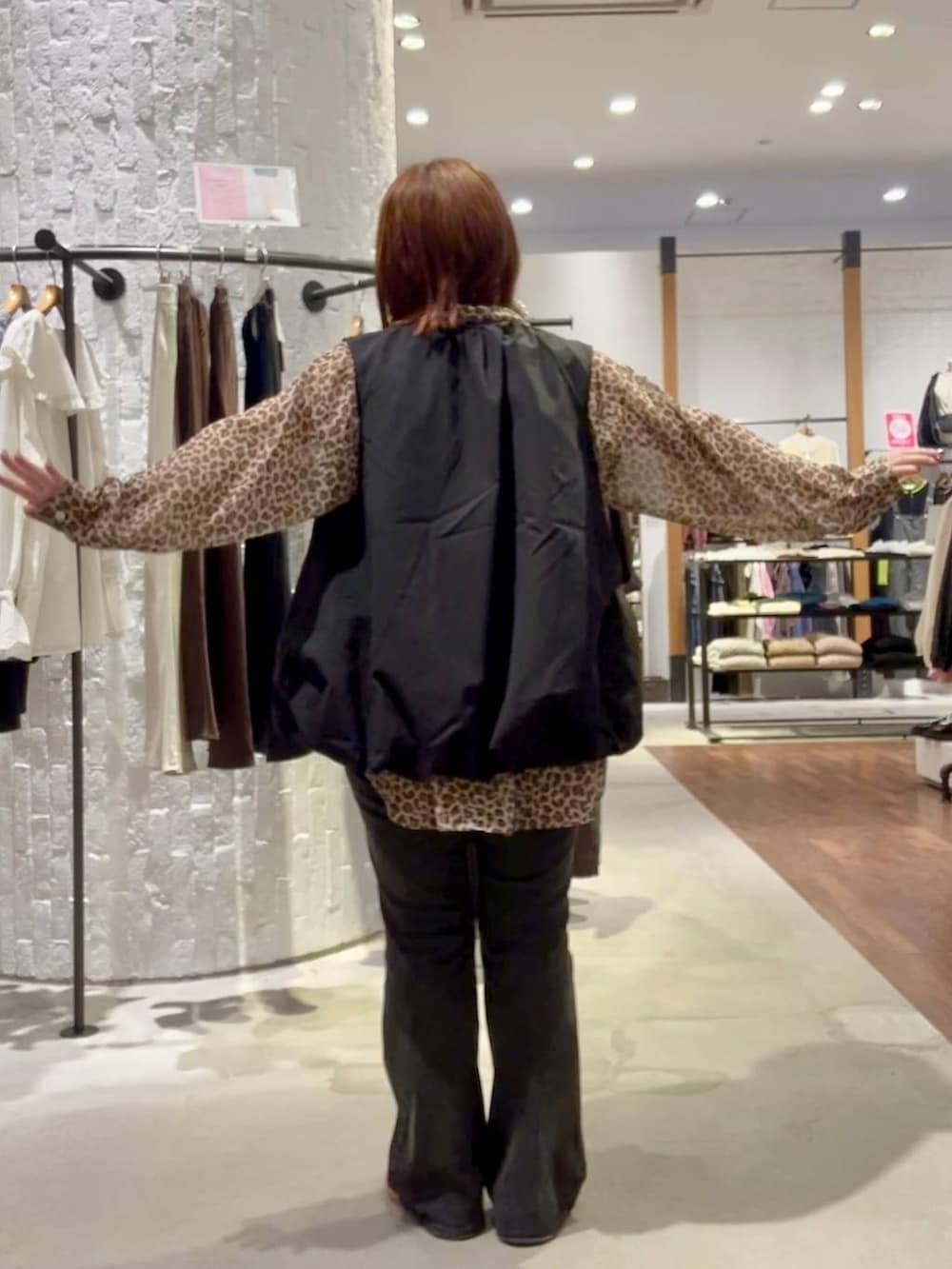 ブラック系のベスト、グレー系のデニムパンツ、その他のシャツ/ブラウスを着用したレディースの秋コーディネートの4枚目の写真